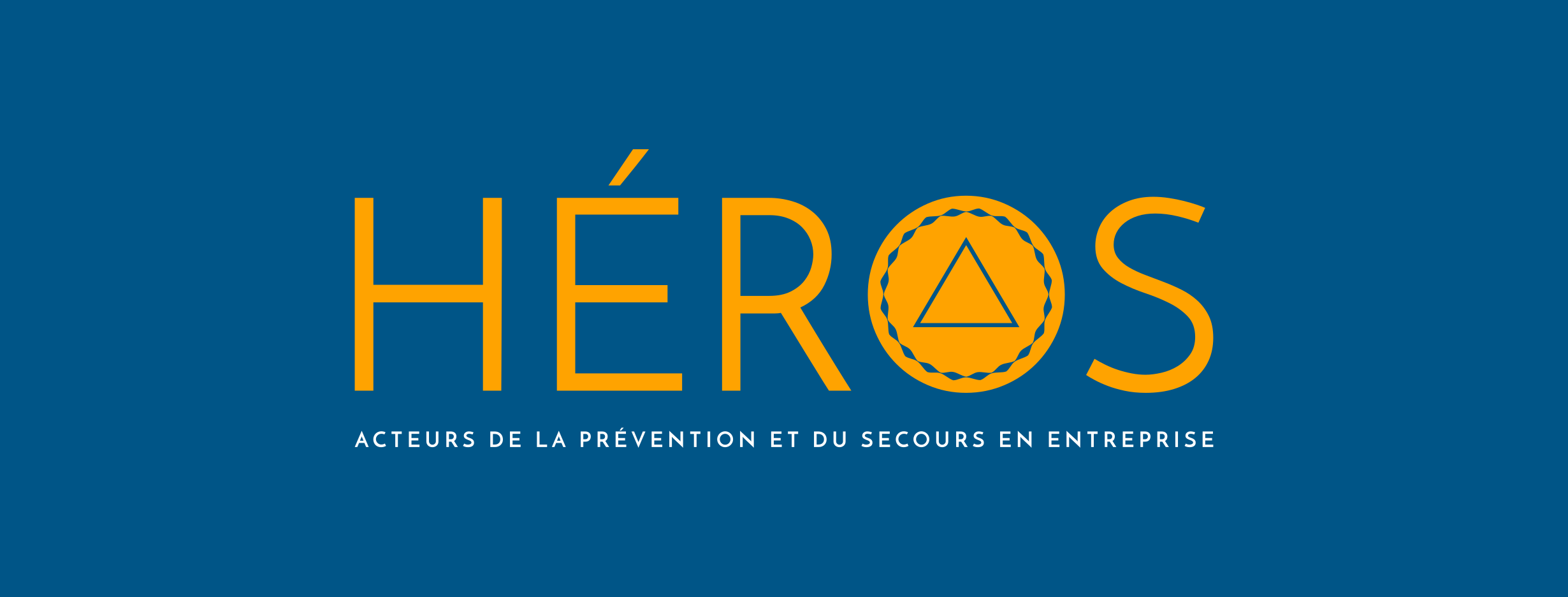 Logo de l'organisme de formation "HÉROS", acteurs de la prévention et du secours en entreprise. Le logo est présenté sur un fond bleu, avec le mot "HÉROS" en lettres majuscules orange, accompagné d'un symbole triangulaire à l'intérieur d'un cercle. Sous le nom, on trouve la mention "acteurs de la prévention et du secours en entreprise" en lettres minuscules blanches.