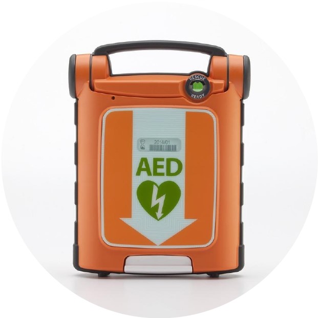 Défibrillateur automatique externe (DAE) de couleur orange, avec un écran d'indication marqué 'AED' et une flèche dirigée vers le bas. Un symbole de cœur vert avec un éclair est visible sur l'écran. Le défibrillateur dispose d'un bouton lumineux indiquant son état de fonctionnement.