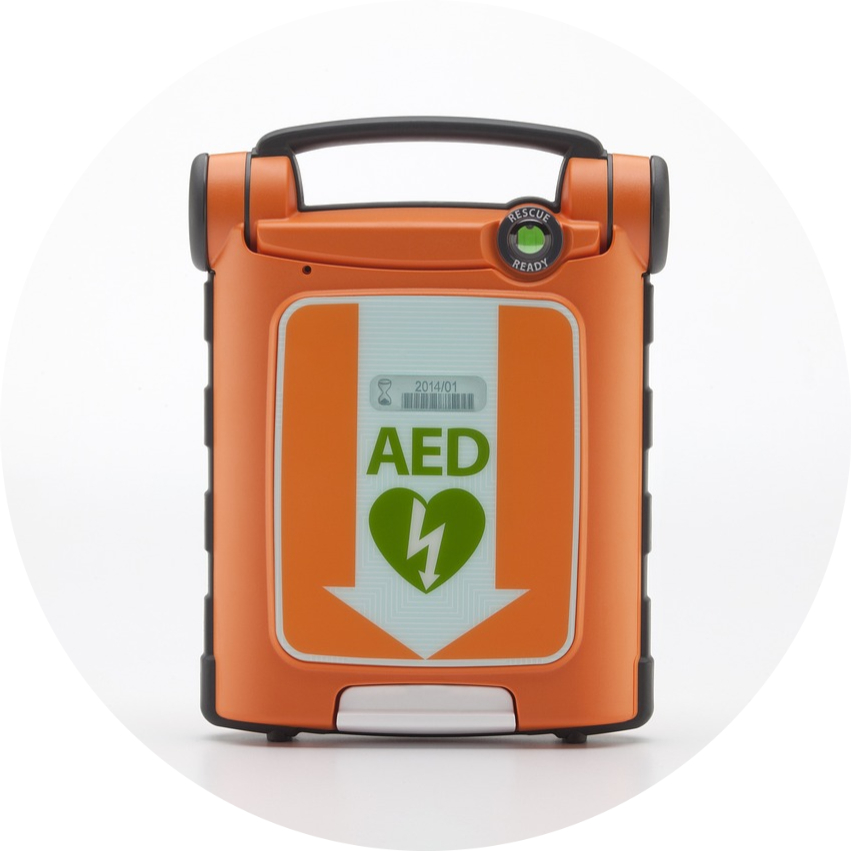 L'image représente un défibrillateur automatique externe (DAE) de couleur orange, avec un écran d'indication marqué 'AED' et une flèche dirigée vers le bas. Un symbole de cœur vert avec un éclair est visible sur l'écran. Le défibrillateur dispose d'un bouton lumineux indiquant son état de fonctionnement.